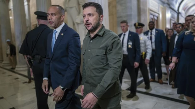 Zelenski llega a Washington para pedirle a Estados Unidos más armas para pelear con Rusia 
