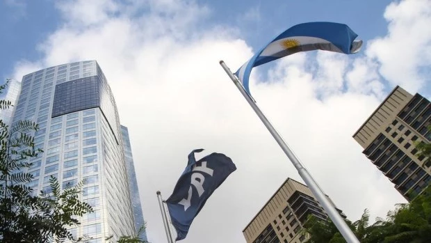 Un fondo buitre le pide a la jueza del caso YPF empezar a embargar a la Argentina