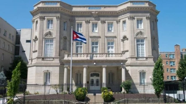 Lanzan cóctel molotov contra la Embajada de Cuba en Washington, que denunció "ataque terrorista"
