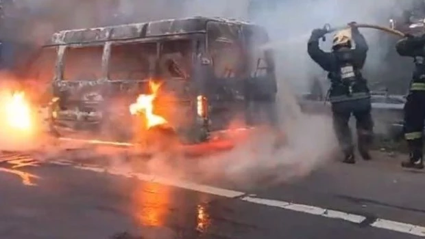 Se incendió una combi en General Paz y provocó grandes demoras para circular