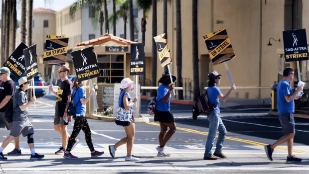 En una muestra de solidaridad, un grupo de guionistas se unió el martes a las protestas del Sindicato de Actores ante los estudios Warner Bros.