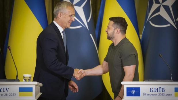 Zelenski reclama más armas a la OTAN en una visita sorpresa a Kiev del jefe de la alianza militar