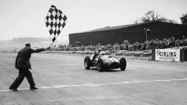 Un momento histórico: José Froilán González cruza la meta triunfal con su Ferrari.