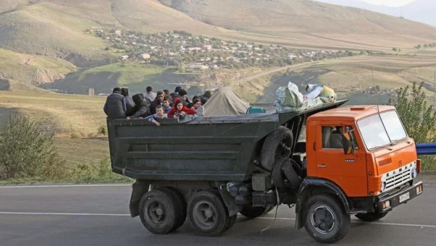 Los armenios de Nagorno Karabaj disuelven su república y continúan su éxodo hacia Armenia