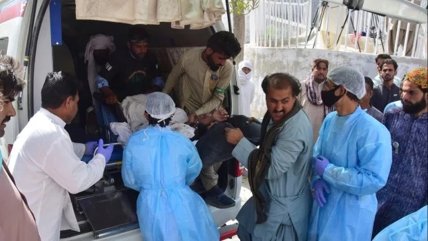 Más de 50 muertos en un ataque suicida con bomba contra una procesión religiosa en Pakistán​