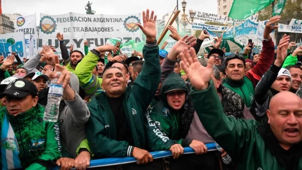 Gremios y movimientos sociales marchan hacia el Congreso en respaldo a Massa
