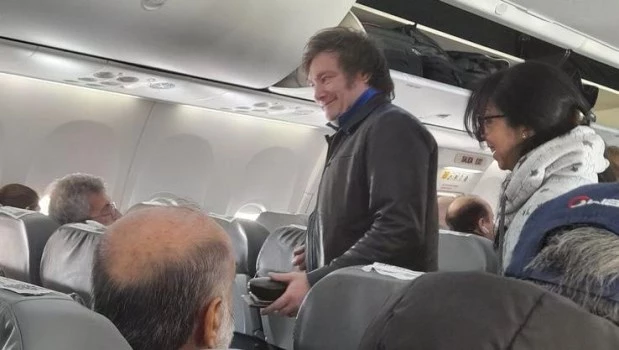 Milei y Bregman compartieron vuelo a Santiago del Estero y hubo cruces de cánticos de dirigentes