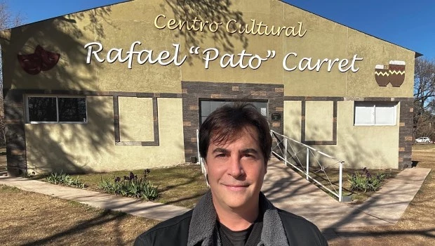 El actor y empresario frente al centro cultural de Villa del Dique que lleva el nombre de su padre.