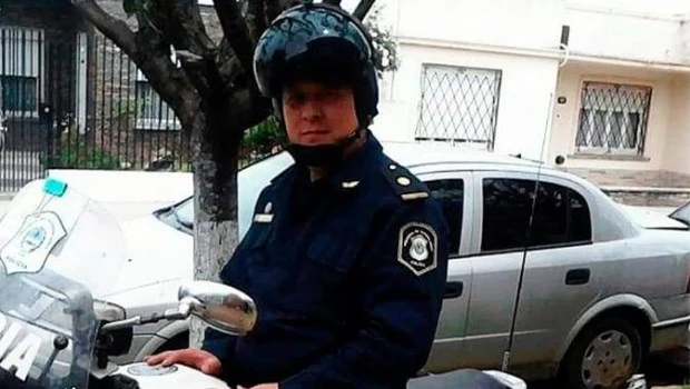 Gustavo Romero, comisario de la policía bonaerense de 43 años esperaba a su mujer en la intersección de las calles Vieytes e Hipólito Yrigoyen de Lomas de Zamora.