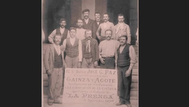 Noviembre de 1898. Obreros que colaboraron con la colocación de “La Farola” en el edificio de Avenida de Mayo.