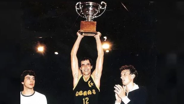 El "Tola" Eduardo Cadillac levanta la Copa William Jones.