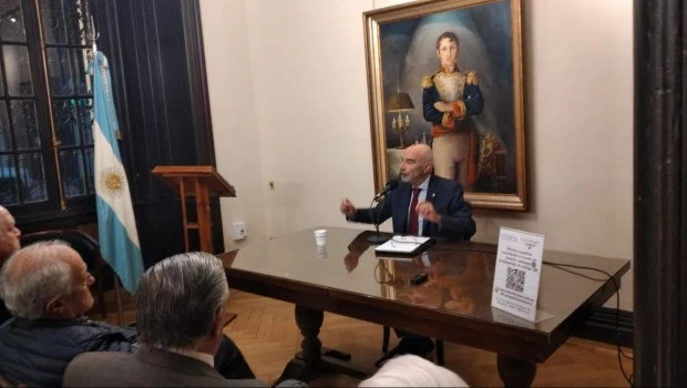 La Argentina debe recuperar su potencial naval y ser un aliado fiable para los actores principales del planeta, en el Atlántico sur, sostuvo Gómez Centurión.