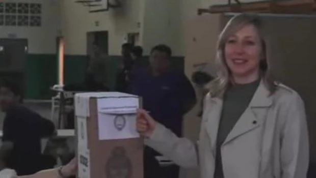 Myriam Bregman fue la primera candidata presidencial en emitir su voto ...