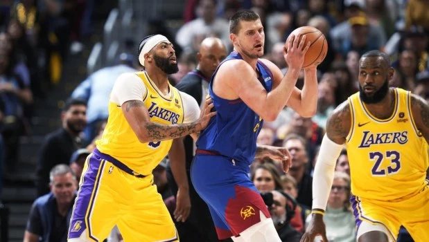 Los Nuggest abrieron la NBA con una victoria ante los Lakers