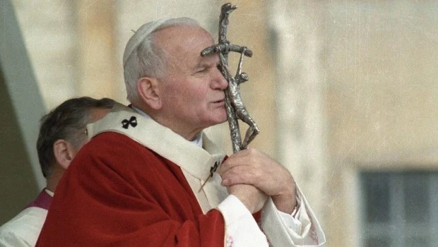 El hombre encuentra la respuesta a los interrogantes religiosos y morales en la persona misma de Jesucristo, enfatiza Juan Pablo II.
