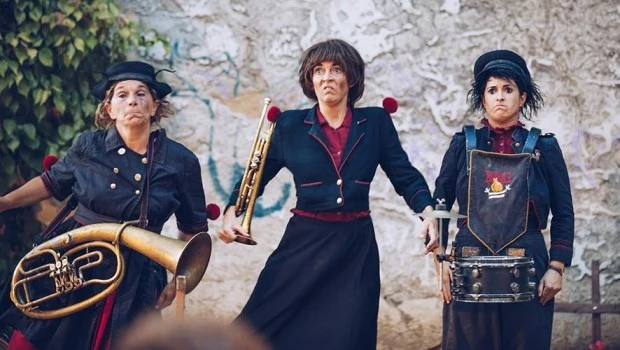 En el espectáculo español ‘B.O.B.A.S.’, un trío de clowns conforma una banda musical que toca en velorios.
