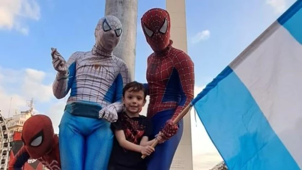 Miles de personas disfrazadas del Hombre Araña coparon el Obelisco