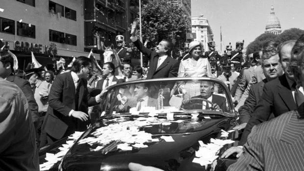 10 de diciembre de 1983. Raúl Alfonsín se dirige a la Casa Rosada para recibir el bastón y la banda presidencial ante la algarabía de la ciudadanía.