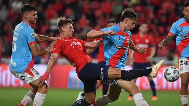 Independiente no pudo con el descendido Arsenal y se alejó de la punta