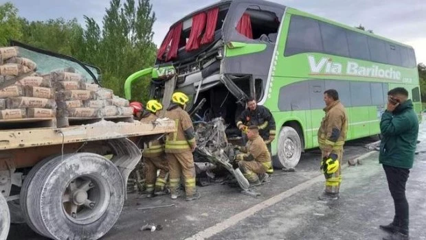 Seis heridos por el choque entre un micro y un camión en la ruta 3 en Cañuelas