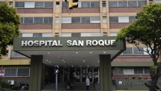 La pareja de la víctima se encuentra alojada con custodia policial en el Hospital San Roque de la capital provincial.