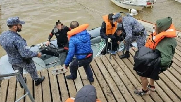La Armada uruguaya rescató a 12 tripulantes de un velero argentino que se hundió en el Río de la Plata