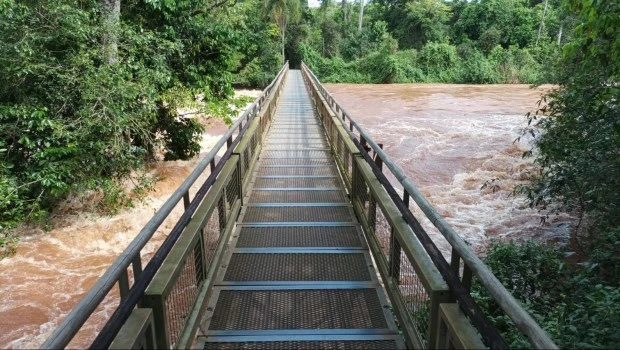Por la crecida en río Iguazú, siguen cerradas las cataratas