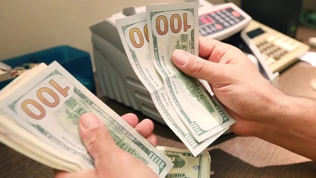 El dólar blue inició la semana en baja