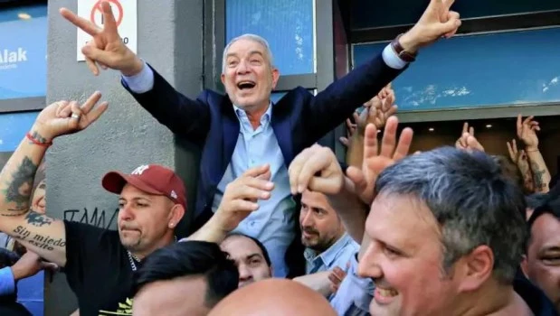 Alak se declaró ganador en La Plata y fue saludado por Kicillof y Alberto Fernández