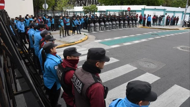 Desalojo de Casa Santa Cruz: "Está todo en una tensa y preocupante calma", dice abogada