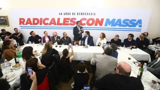 Sergio Massa junto a dirigentes radicales en la cena por el aniversario de los 40 años del regreso de la democracia.