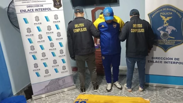 El hincha detenido fue identificado por las fuentes por su apodo, "El Oso Eloy", quien, según los investigadores, es el jefe de la filial de Hurlingham y San Miguel de la barra brava del club Xeneixe, y ya tenía pasaje para viajar mañana a la ciudad brasileña de Río de Janeiro, para ver la final de la Copa Libertadores entre Fluminense y Boca.