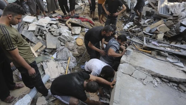 Israel bombardea edificios residenciales en un campamento de refugiados en Gaza