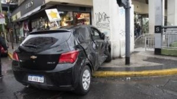 Seis heridos al chocar colectivo y auto en barrio porteño de Balvanera