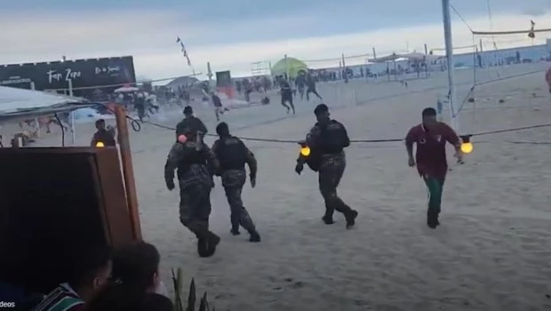 Hinchas de Fluminense atacaron a simpatizantes de Boca en Copacabana y la policía carioca reprimió en la playa