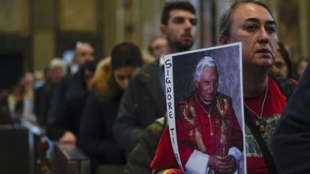 “El Papa Ratzinger devolvió la paz a la Iglesia, perturbada por las querellas litúrgicas”.