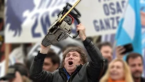 Javier Milei hizo campaña con la motosierra. ARCHIVO