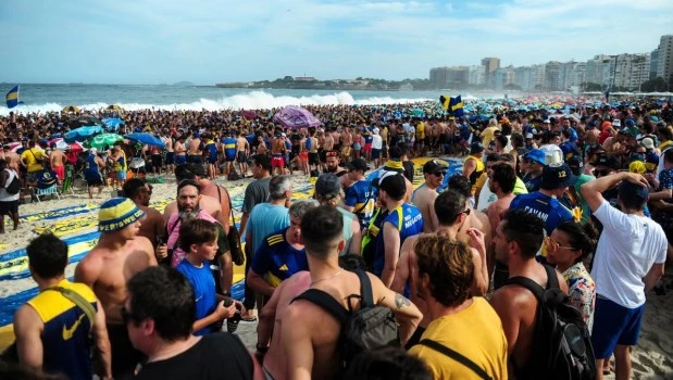 La mayor marea humana que recibió Brasil le dio vida a un histórico banderazo de Boca en Copacabana