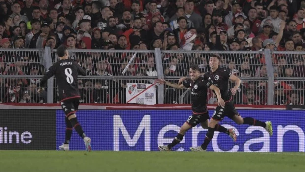 Huracán da un paso gigante para la salvación al dejar sin invicto a River en el Monumental