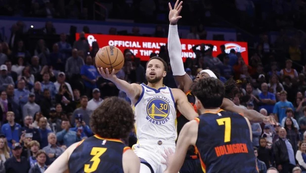 Otra noche de magia de Curry para un triunfo agónico de los Warriors