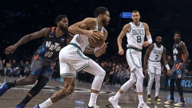 Los Celtics, de la mano de Tatum y Holiday, derrotan a los Nets y siguen invictos