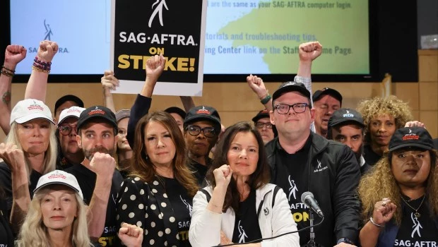 Los estudios de Hollywood hacen una última oferta y los actores piden tiempo para dar una respuesta