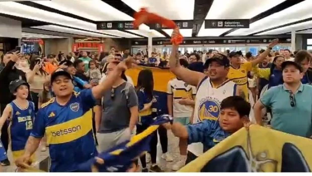 El plantel de Boca llegó a Ezeiza y fue recibido por un nutrido grupo de hinchas