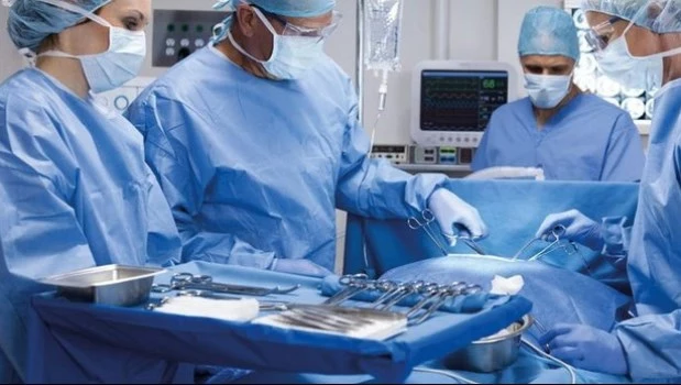 En el sector privado no pueden importar elementos básicos para medicina. A la estatal YPF, le perdonan impuestos.