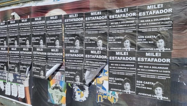 Denuncian una campaña sucia contra Milei con afiches truchos