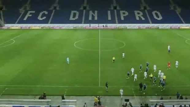 Los jugadores abandonron el terreno de juego cada vez que sonaba una alarma por un posible bombardeo.