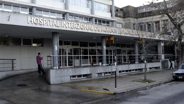 Un niño de 8 años está en grave estado tras recibir una descarga eléctrica al apoyarse en un poste de luz