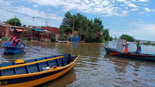 Más evacuados en Corrientes por creciente de ríos Paraná y Uruguay y lluvias agravan la situación