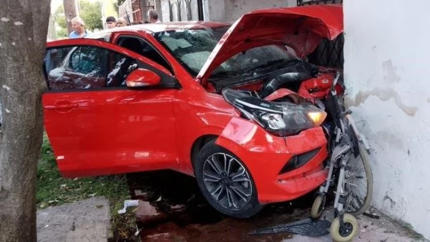 Escapaban de la Policía y atropellaron y mataron a una mujer en silla de ruedas en Isidro Casanova