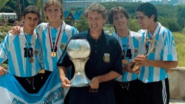 Pekerman rodeado por sus pibes de oro: Aimar, Cambiasso, Placente y Riquelme.